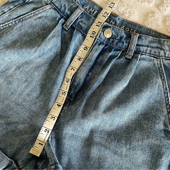 AMERICAN EAGLE High Rise Mom Short Pleated Cuffed Jean Shorts Denim Size  2 - Picture 11 of 12